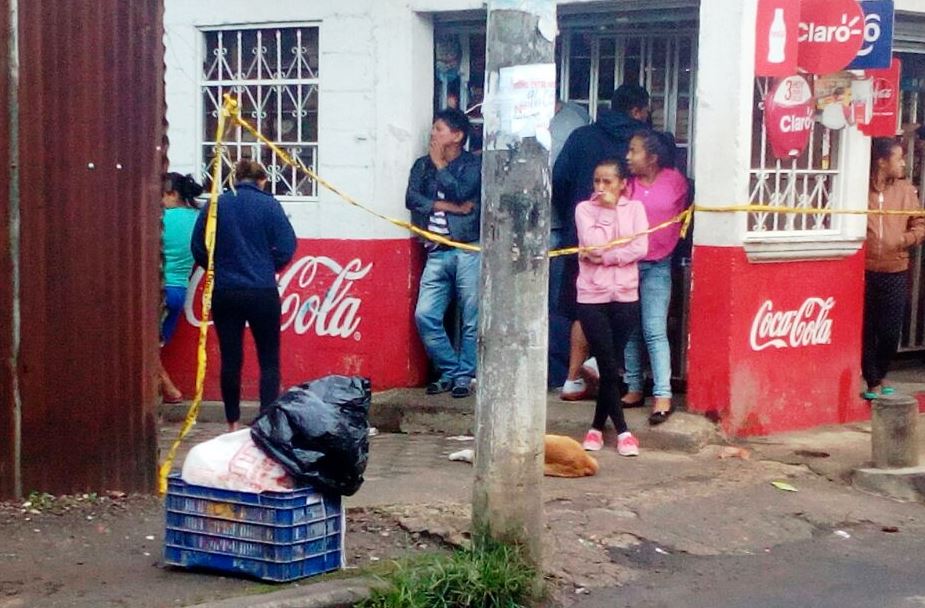 Vecinos de Villa Nueva indignados por el hallazgo. (Foto Prensa Libre: Bomberos Municipales Departamentales).