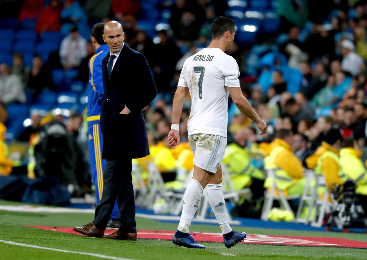 Cristiano Ronaldo al finalizar el primer tiempo en el estadio Santiago Bernabéu. (Foto Prensa Libre: EFE)
