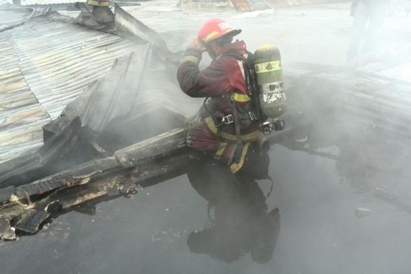 Incendio consume una venta de ropa en zona 14. (Foto Prensa Libre: É. Ávila)<br _mce_bogus="1"/>