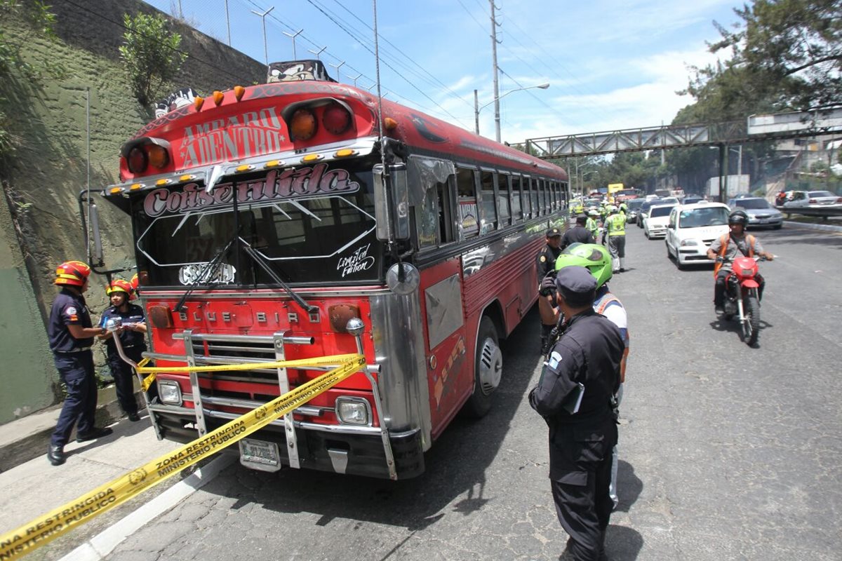 Benjamín, un joven de 18 años, murió a balazos cuando conducía el bus de la ruta 36, por el Anillo Periférico. (Foto Prensa Libre: Érick Avila)