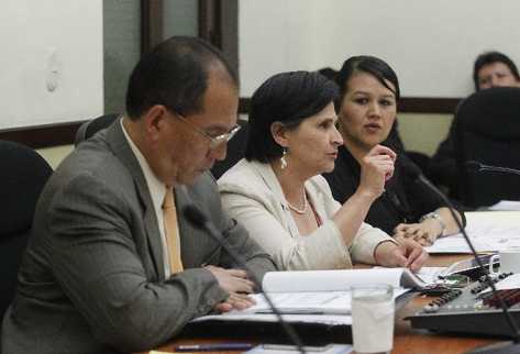 María Concepción Castro —centro— y funcionarios del Ministerio de Finanzas  explican la necesidad de aprobar  préstamos para financiar el Presupuesto.