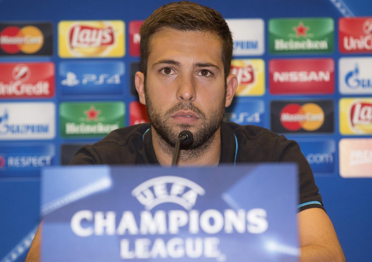 Jordi Alba durante la conferencia de prensa previo al debut del Barcelona en la Champions. (Foto Prensa Libre: EFE)