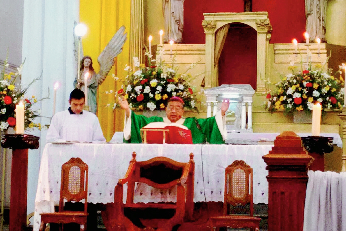 El Arzobispo Metropolitano, Oscar Vian, presidió la misa en la Iglesia de la Recolección. (Foto Prensa Libre: Paulo Raquec)