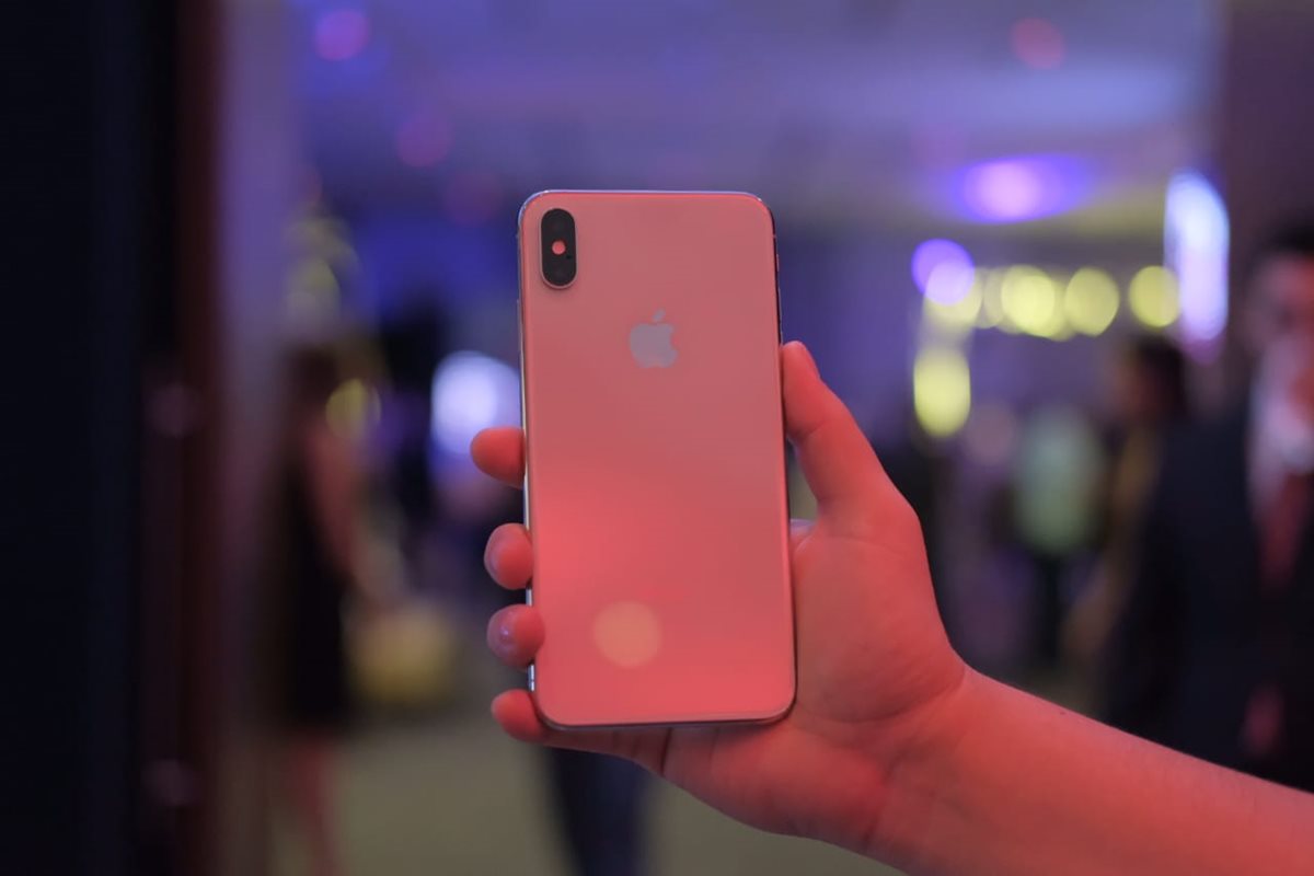 En comparación al iPhone X, el iPhone Xs cuenta con un acabado más claro al que la compañía denomina "Rose gold" (Foto Prensa Libre: J. Ochoa).