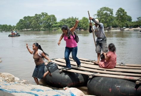 Por el río Suchiate cruza todo tipo de mercancía, toda ilícita, entre Guatemala y México. (AFP)
