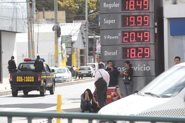 Diversas gasolineras abarataron el producto en los últimos días. (Foto Prensa Libre: Alvaro Interiano)