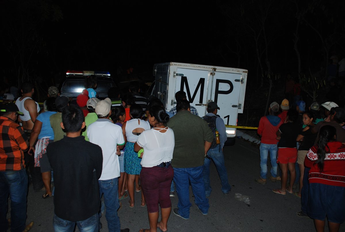 Vecinos observan el lugar donde fueron asesinados dos guardias de seguridad en Chiquimula. (Foto Prensa Libre: Mario Morales).