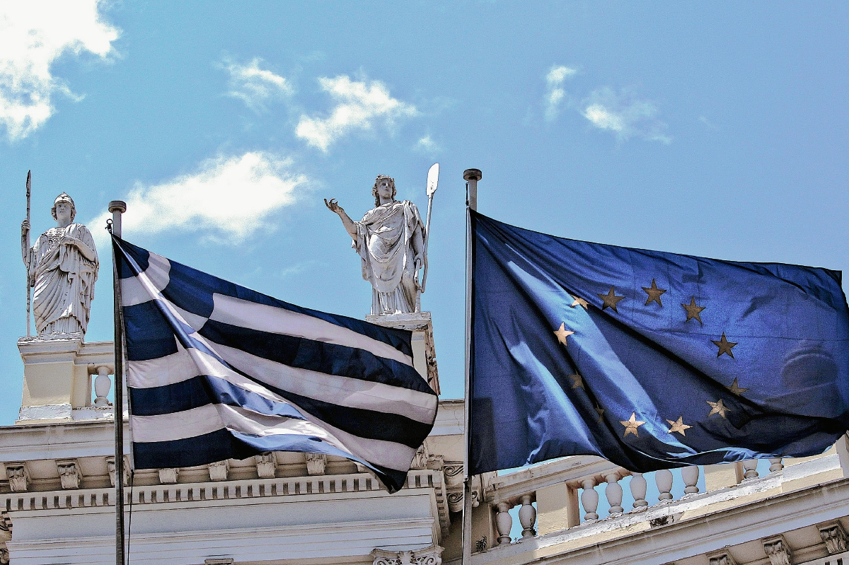 Autoridades griegas mantienen negociaciones para evitar un cese de pagos. (Foto Prensa Libre: EFE)