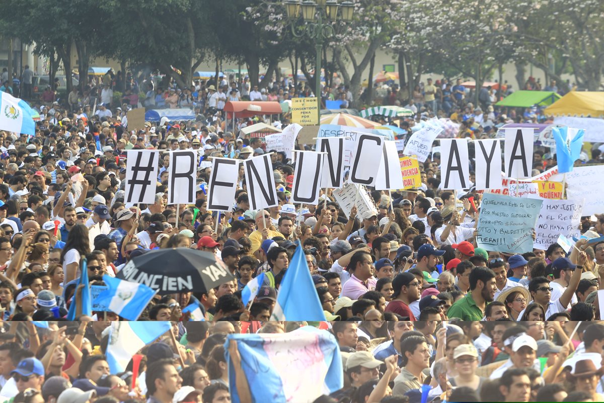 Miles de personas se concentraron el sábado último en la Plaza Central, se espera un movimiento similar el próximo 16 de mayo. (Foto Prensa Libre: Hemeroteca PL)