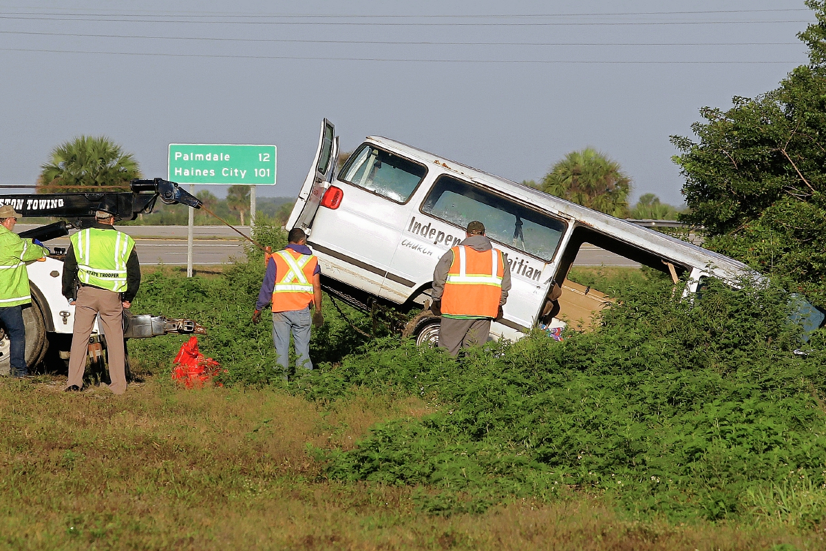 Trabajadores sacan una camioneta de un canal en de Moore Have, Florida. (Foto Prensa Libre: AP).