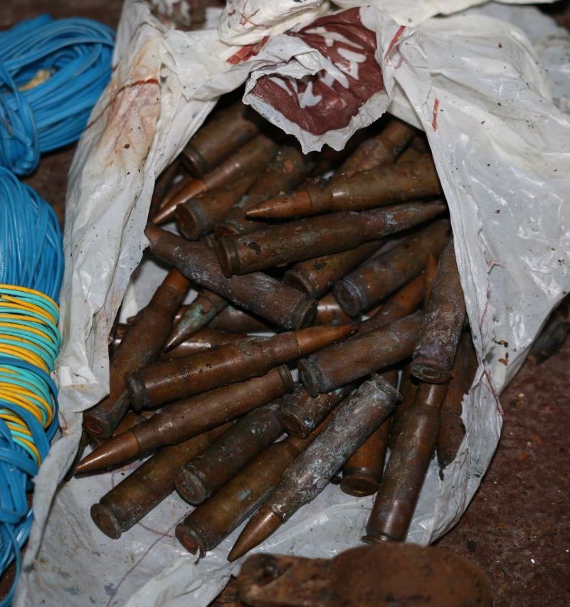 Varias municiones para fusil se ha incautado por la PNC en los allanamientos en colonias del municipio de Pastores,(Foto, Prensa Libre: Twitter de PNC Guatemala)