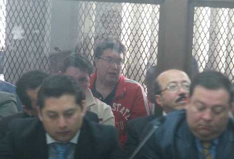 El abogado  César Barrientos Aguirre —de rojo— es uno de los sindicados en el proceso. Se le señala como cliente de la estructura.