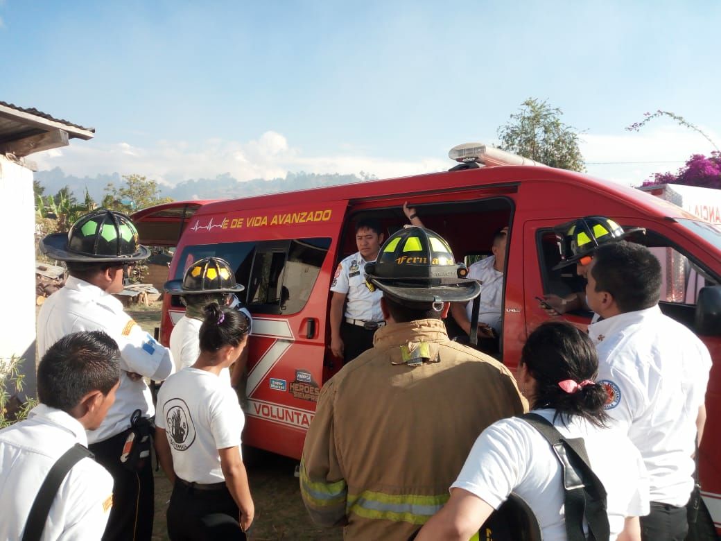 Varias personas trabajan para controlar el incendio forestal que consumió varias hectáreas y viviendas. (Foto Prensa Libre: Mike Castillo)
