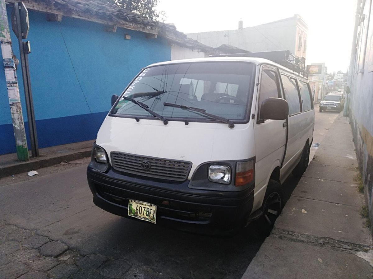 El microbús que conducía el piloto en estado de ebriedad, fue detenido por la PNC. (Foto Prensa Libre: Héctor Cordero)