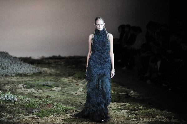 LA MARCA  Alexander McQueen apuesta por un estilo elegante, moderno y sofisticado. (Foto Prensa Libre: AFP)