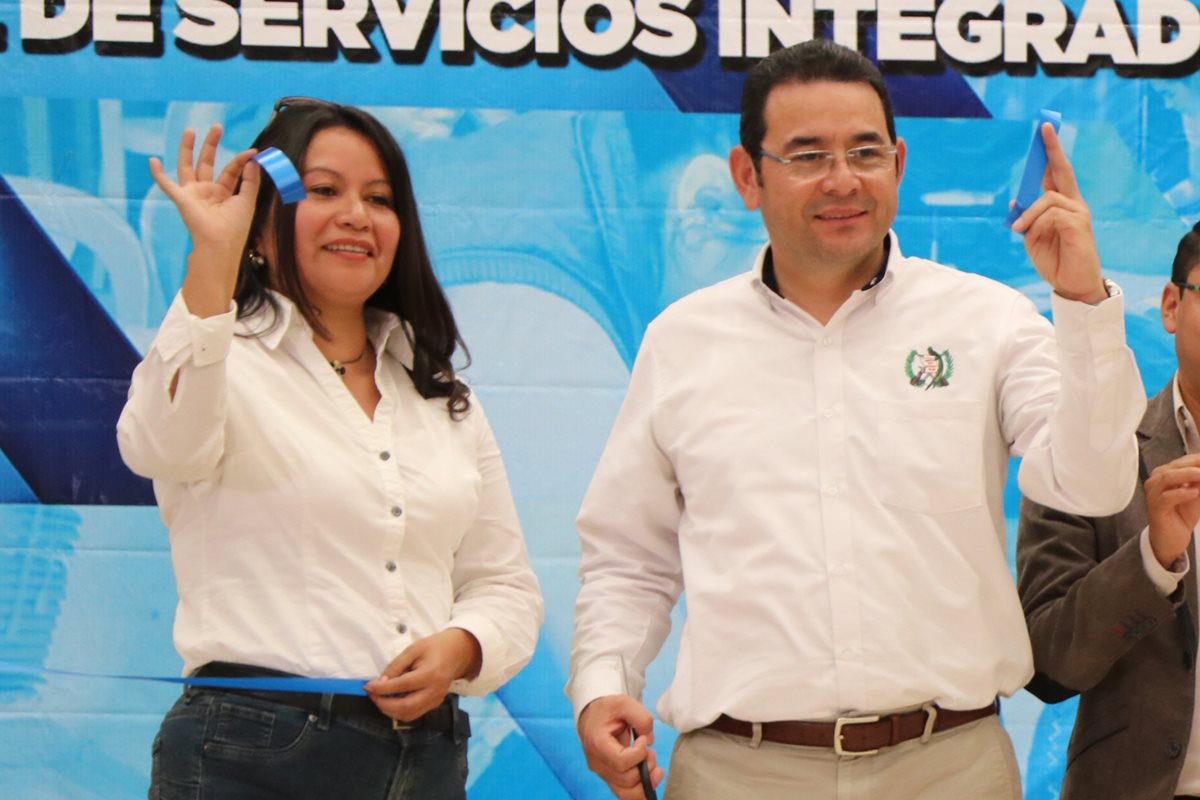 La actual gobernadora departamental de San Marcos Thelma de León junto al presidente Jimmy Morales.(Foto Prensa Libre: Whitmer Barrera)