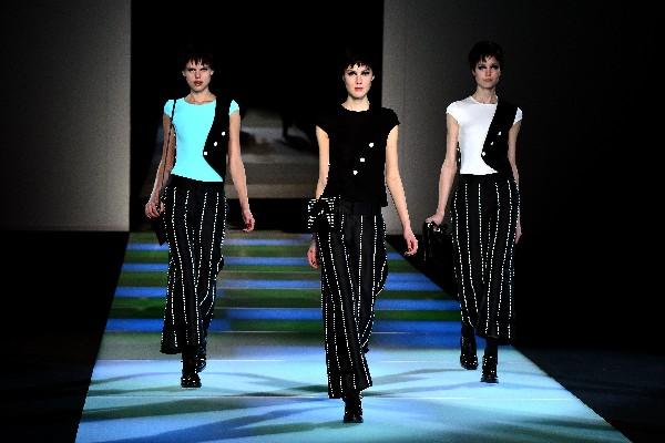 Modelos exhiben creaciones actuales de la marca de moda italiana Emporio Armani, como parte de la colección Otoño / Invierno 2014 presentada en Milán, (Foto Prensa Libre: AFP)