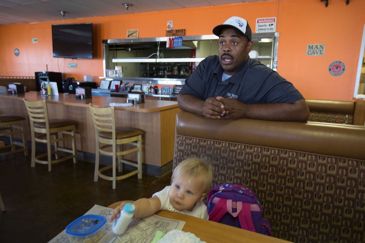 Jermaine Wright habla con un reportero dentro de su restaurante, cerca de la "zona verde", área designada por la ciudad para el desarrollo del cultivo de la marihuana a escala industrial en Adelanto, California. (Foto Prensa Libre: AFP).