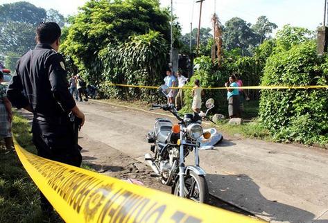 Autoridades resguardan el lugar donde murió baleado el maestro José Fabián Carpio, en San Sebastián. (Foto Prensa Libre: Rolando Miranda)