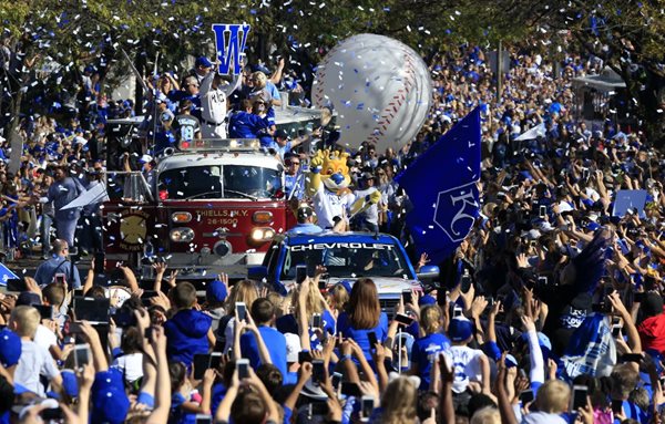 Miles de aficionados recibieron como héroes a los Reales de Kansas City. (Foto Prensa Libre: AP)
