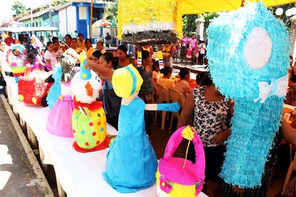 Mujeres exhiben piñatas que aprendieron a elaborar durante la capacitación, en San Sebastián. (Foto Prensa Libre: Rolando Miranda) <br _mce_bogus="1"/>