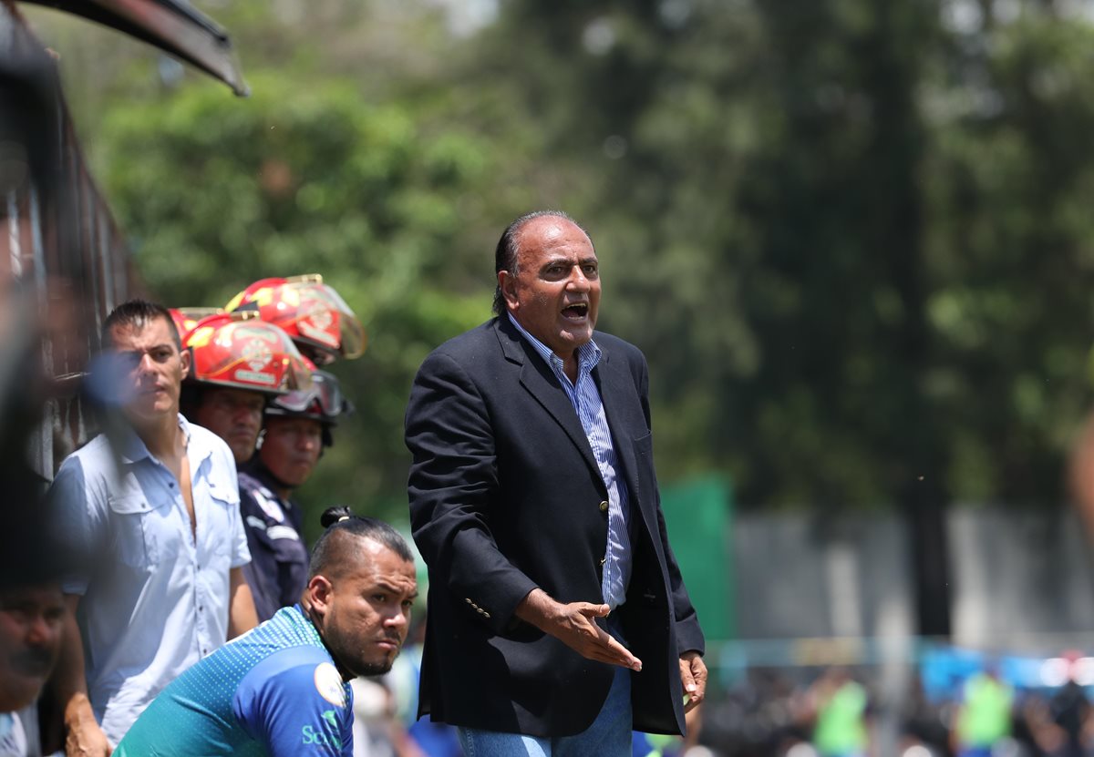 El técnico Pablo Centrone perdió el duelo táctico con Wálter Claverí. (Foto Prensa Libre: Francisco Sánchez).