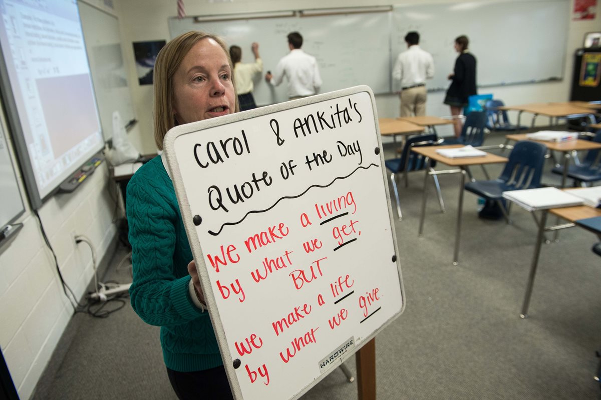 La profesora Linda Bragg muestra una de las pizarras antibales, en una escuela de Maryland, EE. UU. (Foto Prensa Libre: AFP)