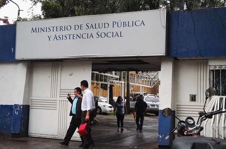 El Ministerio de Salud dice que el MP ya investiga unos 105 casos en esa cartera. (Foto Prensa Libre: Roni Pocón)