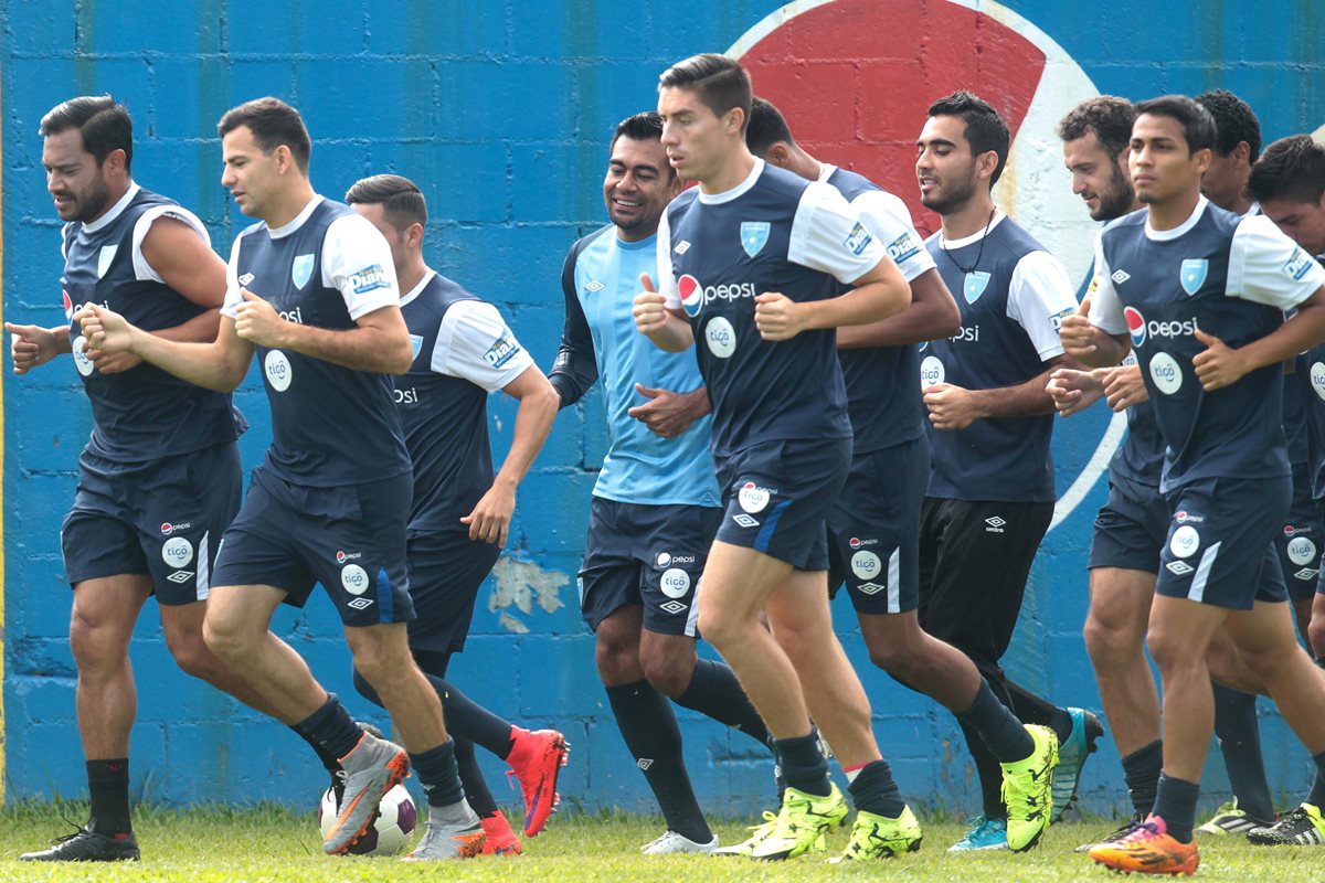 Los jugadores de la Selección Nacional en el último entrenamiento en Proyecto Goal previo a su viaje a Antigua y Barbuda. (Foto Prensa Libre: Norvin Mendoza)
