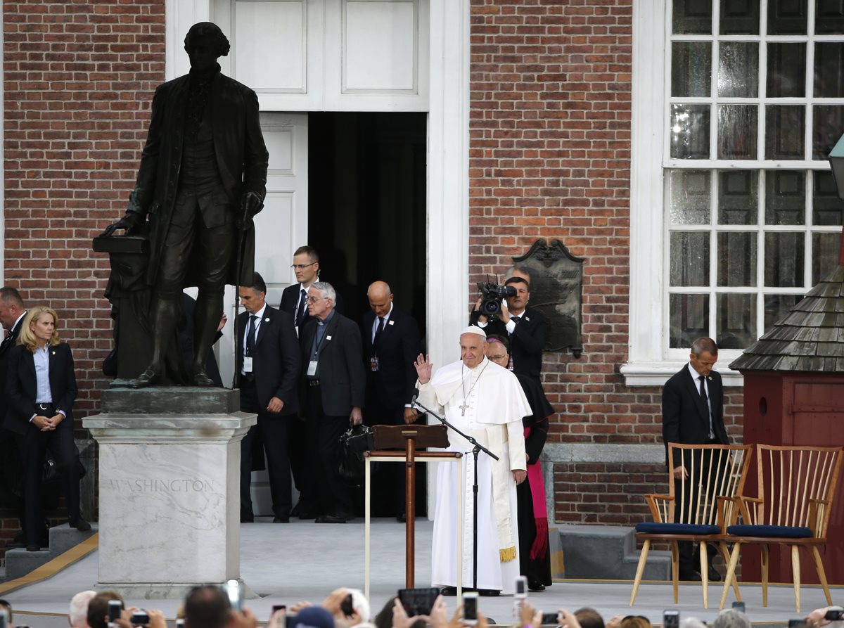 El papa Francisco saluda a los feligreses desde la Plaza de la Independencia, Filadelfia, Estados Unidos. (Foto Prensa Libre: AP).