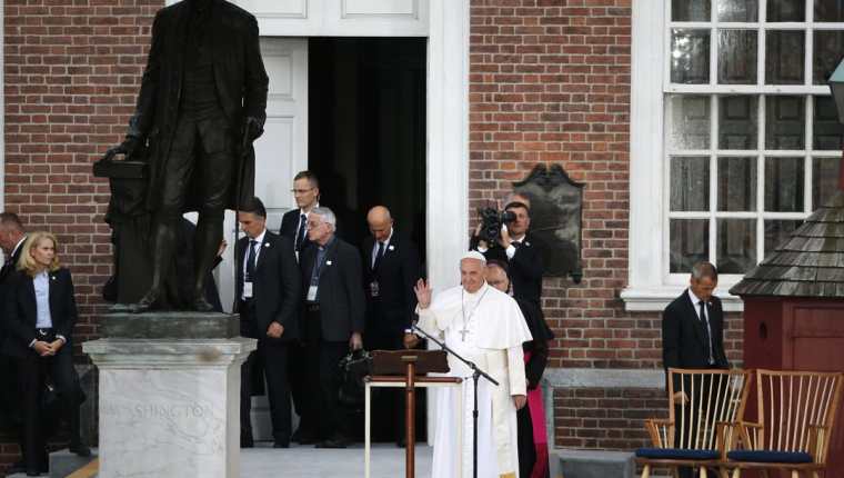 El papa Francisco saluda a los feligreses desde la Plaza de la Independencia, Filadelfia, Estados Unidos. (Foto Prensa Libre: AP).