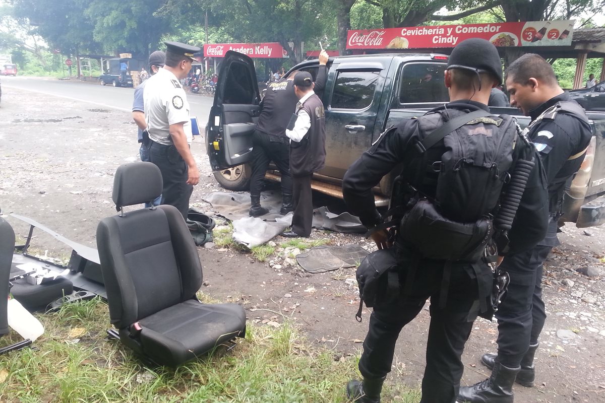 Autoridades inspeccionan vehículo que se presume transporta ilícitos, en Santa Cruz Muluá, Retalhuleu. (Foto Prensa Libre)