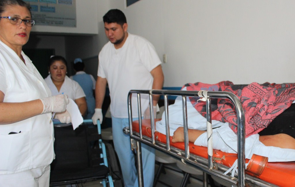 Una de las heridas en el accidente de tránsito en Jalpatagua, es ingresada al Hospital Nacional de Jutiapa. (Foto Prensa Libre: Óscar González).