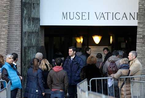 La gente espera ingresar a los Museos del Vaticano, donde solo podrán hacerlo con efectivo, luego que el banco central de Italia decidiera bloquear los pagos electrónicos, incluyendo tarjetas de crédito. (Foto Prensa Libre: AP)