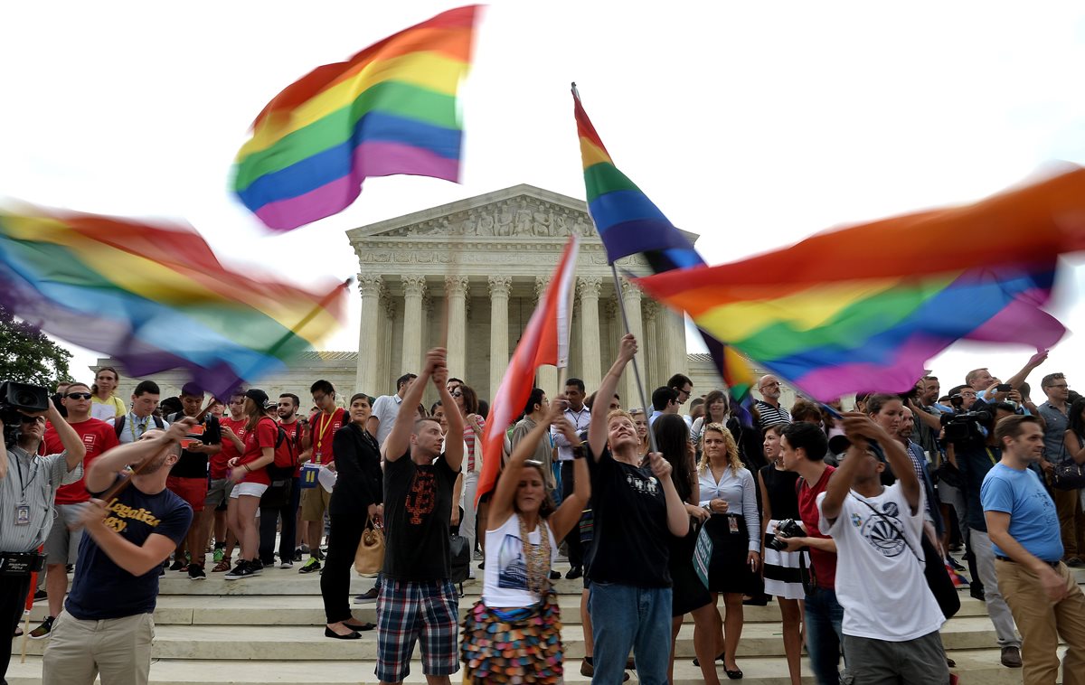 La comunidad gay en EE. UU. celebra la resolución de la Corte Suprema de ese país que legaliza el matromonio entre personas del mismo sexo. (Foto Prensa Libre: AFP).