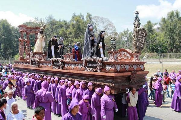 La procesión de Jesús Nazareno recorre este domingo las calles de la Antigua Guatemala. (Foto Prensa Libre: Miguel López).<br _mce_bogus="1"/>
