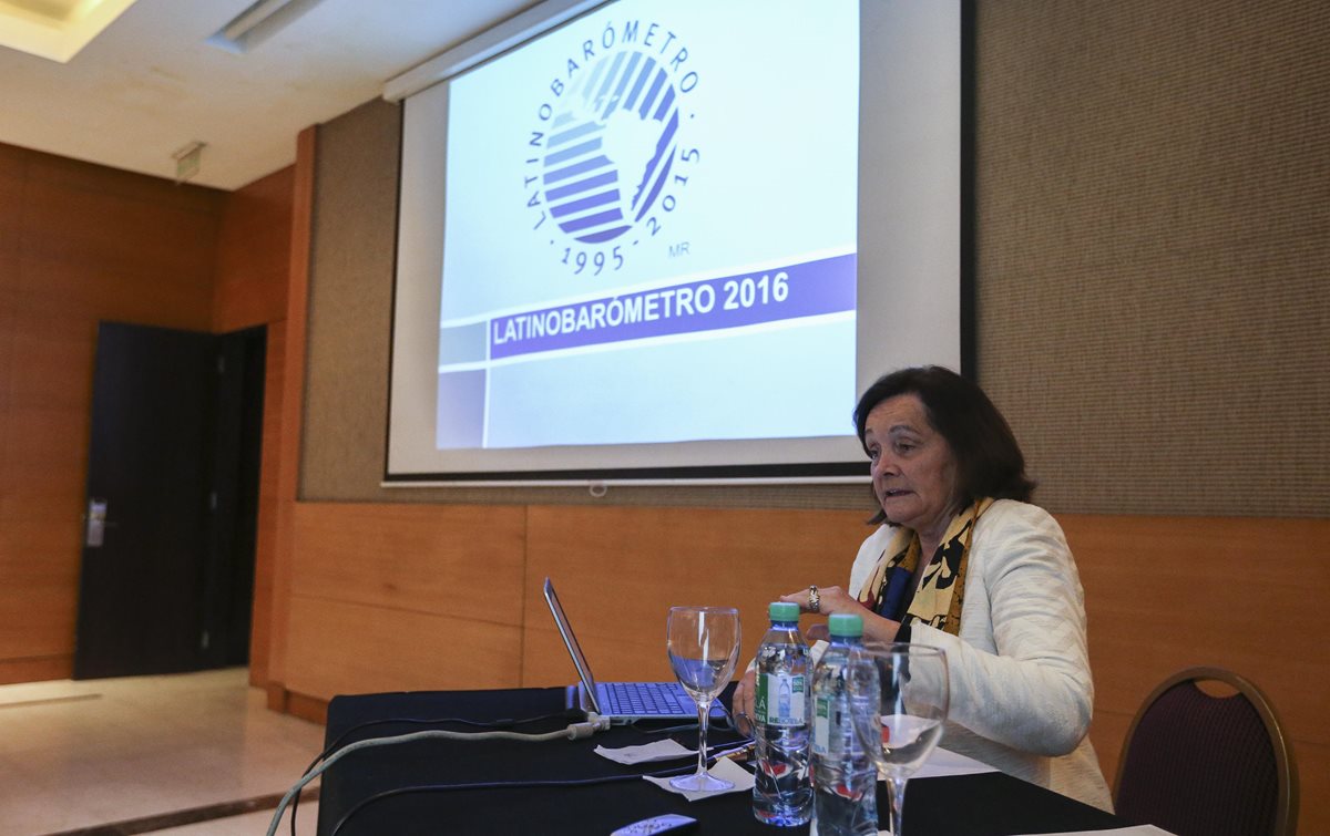 La directora fundadora de Latinobarómetro, Marta Lagos, durante la presentación del informe en Buenos Aires, Argentina. (Foto Prensa Libre: EFE).