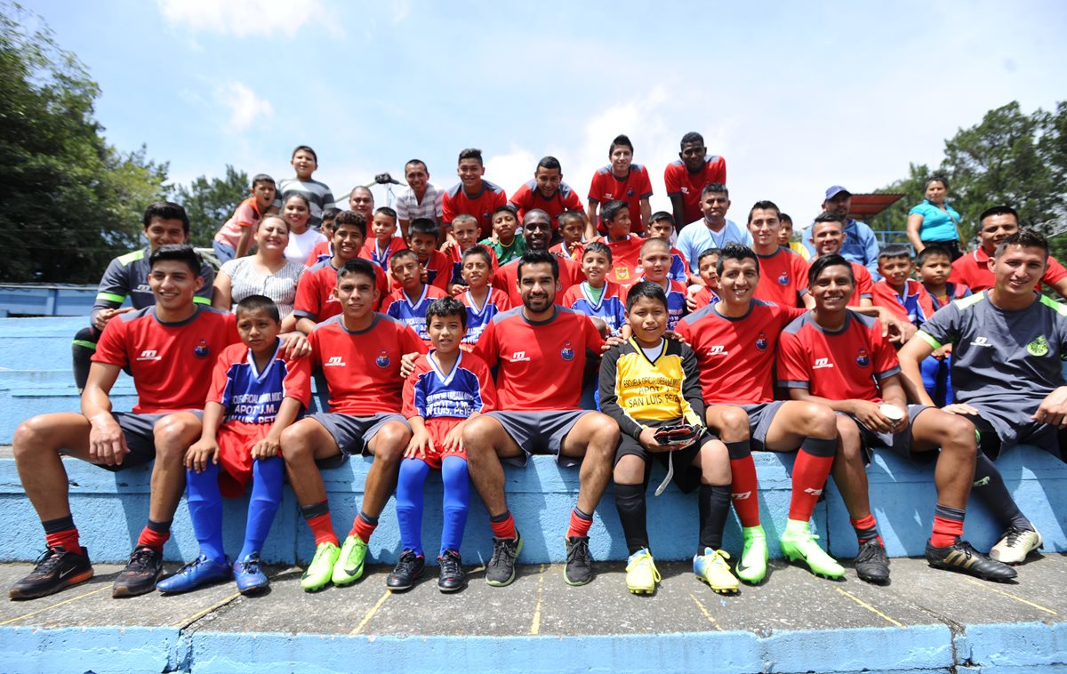 Niños del equipo FC Galaxy de San Luis, Petén, comparten con jugadores de Municipal, este martes en el estadio El Trébol. (Foto Prensa Libre: Francisco Sánchez)