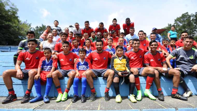 Niños del equipo FC Galaxy, de San Luis, Petén, comparten con jugadores de Municipal, este martes en el estadio El Trébol. (Foto Prensa Libre: Francisco Sánchez).