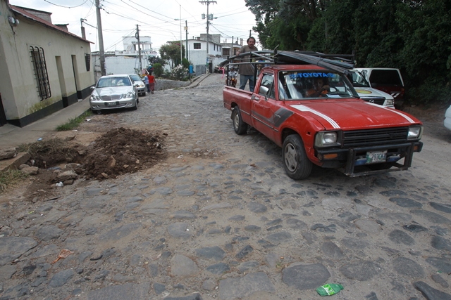 En la actualidad,  la 4a. calle de la zona 1 de Mixco está deteriorada y los automovilistas prefieren buscar vías aledañas, para evitar daños en sus vehículos. (Foto Prensa Libre: Estuardo Paredes)