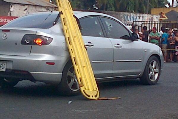 Bomberos cubren el vehículo donde yacen las víctimas. (Foto Prensa Libre: Carlos Paredes)<br _mce_bogus="1"/>