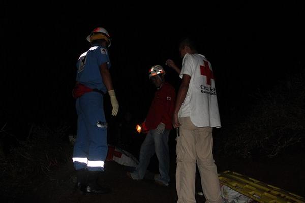 Los cadáveres de dos hombres fueron localizados en la comunidad Sachamach, Cobán, en Alta Verapaz. (Foto Prensa Libre: Ángel Martín Tax)