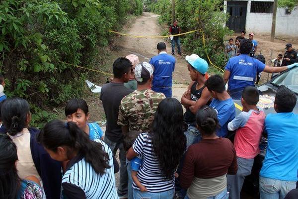 Curiosos observan el cuerpo de Nelson Giovanni Agustín, quien murió baleado, en Jalapa. (Foto Prensa Libre: Hugo Oliva)