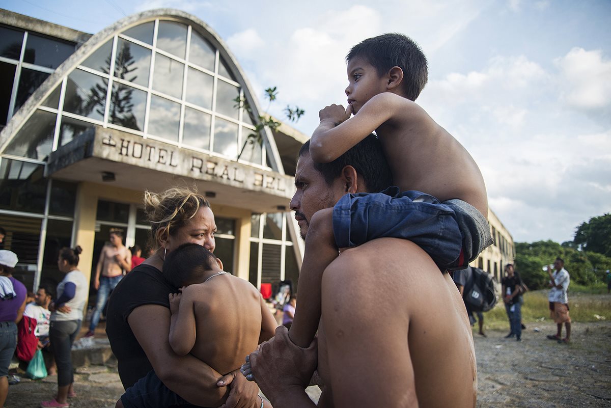 Familias enteras huyen de los países del Triángulo Norte de Centroamérica con la intención de llegar a EE. UU. (Foto Prensa Libre: EFE)