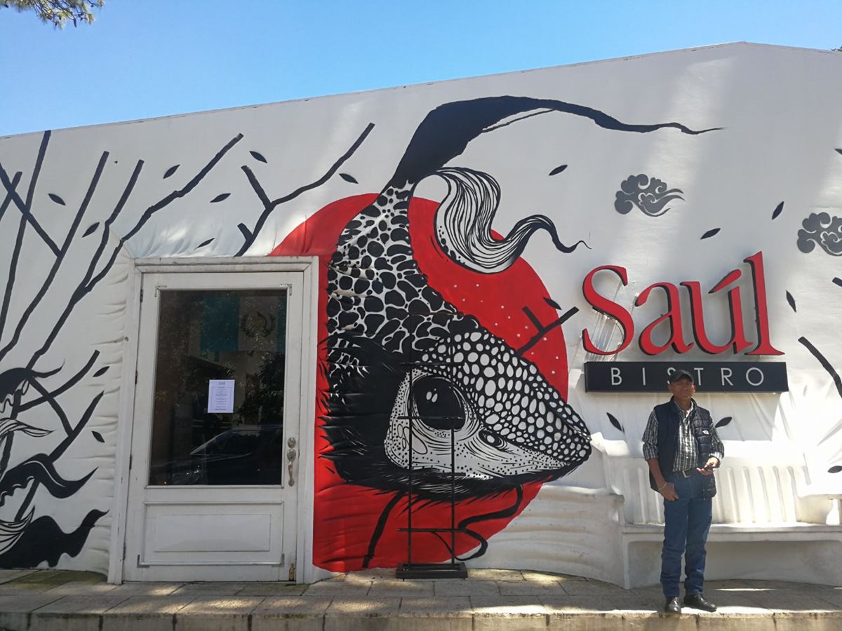Restaurantes como Café Saúl cerraron sus puertas y permitieron a sus colaboradores asistir a la marcha pacífica este 20 de septiembre de 2017. (Foto Prensa Libre: Carlos Vicente)