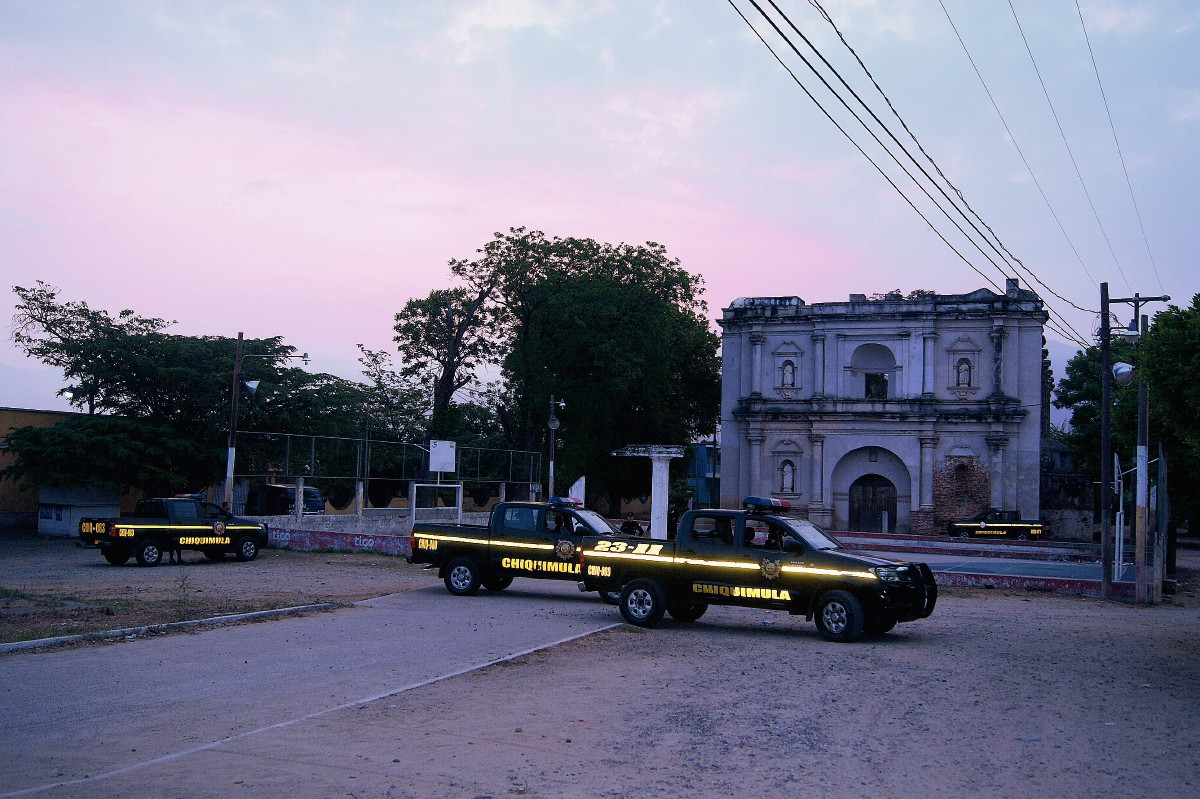 Autopatrullas de la PNC rodean el área donde fue atacado un agente policial, en la zona 5 de la cabecera de Chiquimula. (Foto Prensa Libre: Edwin Paxtor)