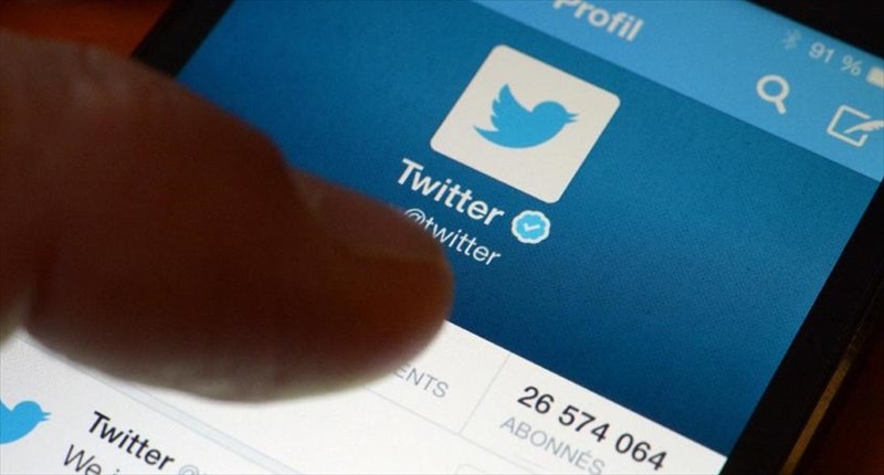 El año pasado Twitter suspendió temporalmente la verificación de cuentas luego de desatar polémica por darle a cuentas de ultraderecha el codiciado cheque de validación. (Foto Prensa Libre: AFP).