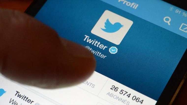 El año pasado Twitter suspendió temporalmente la verificación de cuentas luego de desatar polémica por darle a cuentas de ultraderecha el codiciado cheque de validación. (Foto Prensa Libre: AFP).