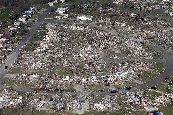 Zonas completas quedaron barridas por aire y lluvia que llevaban los tornados en el medio oeste. (Foto Prensa Libre: AP)