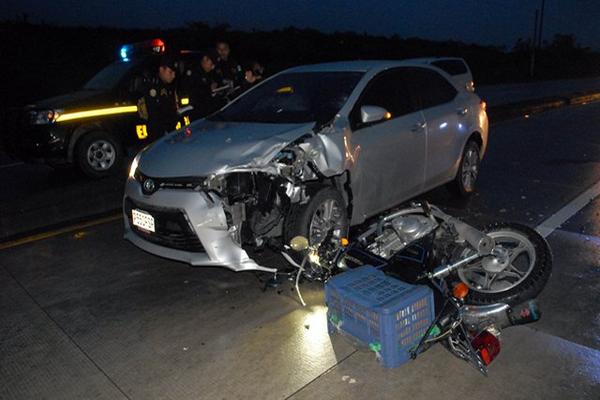 Motocicleta en la que viajaba Ezequiel Sagastume Campos. (Foto Prensa Libre: Hugo Oliva)
